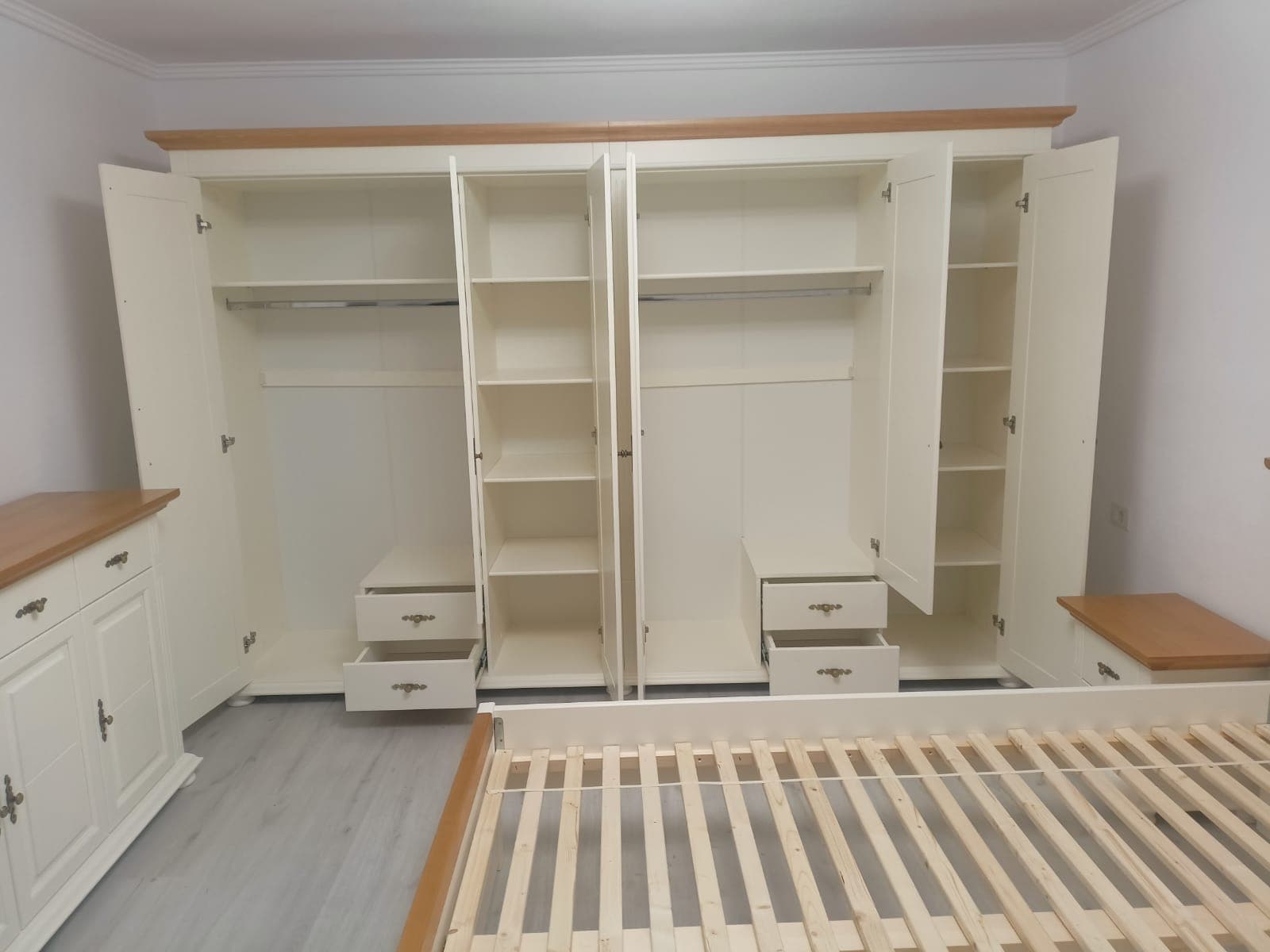 Massivholzschrank Skagen, 6-türig mit 4 Schubladen
