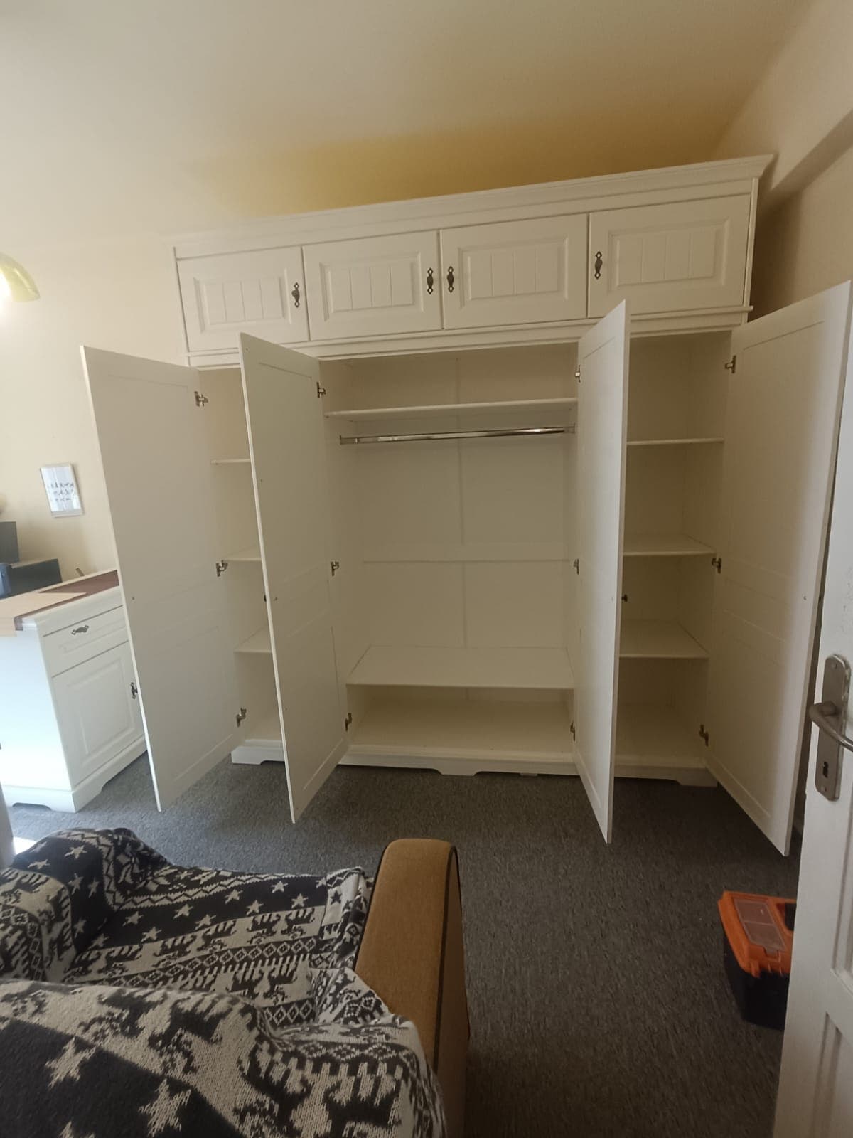 Massivholz-Spiegelschrank „Linnea“ mit 4 Türen