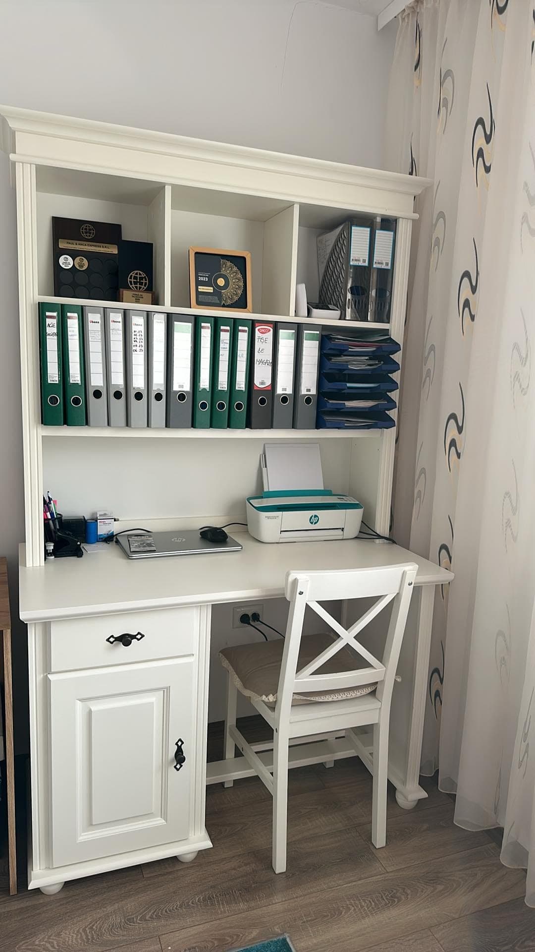 Schreibtisch mit Regal Nordby aus Massivholz fürs Homeoffice
