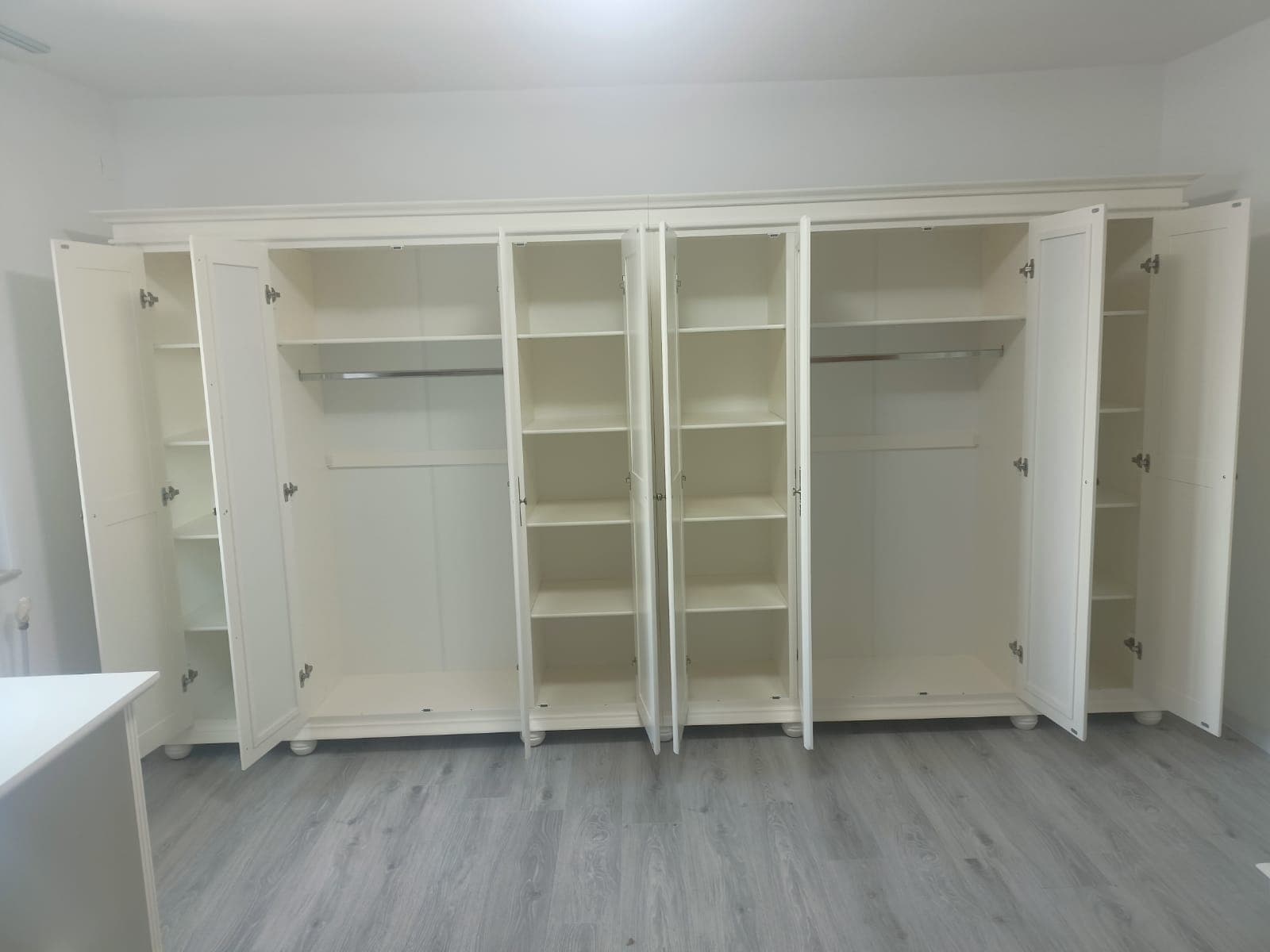Massivholzschrank Nordby mit 8 Türen und Spiegel