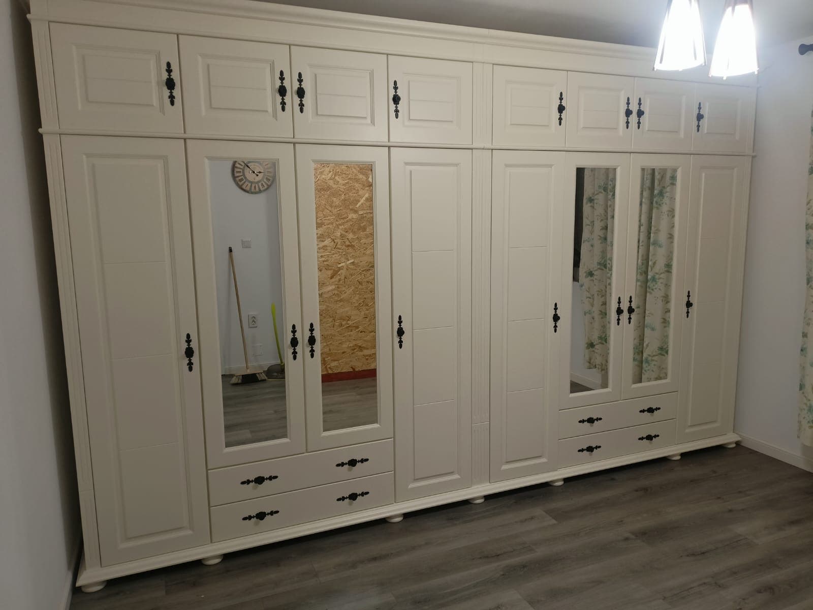 Massivholzschrank Skagen, 8-türig mit 4 Schubladen