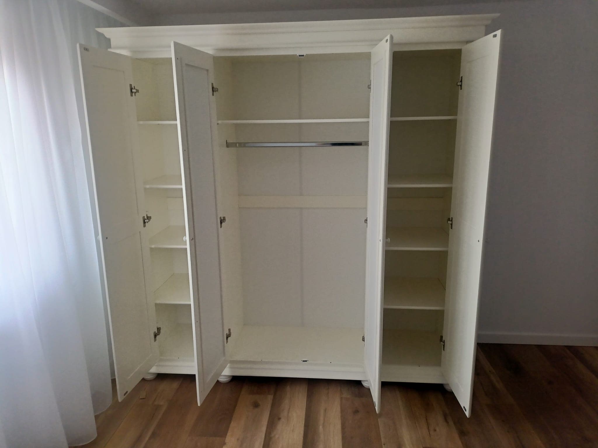 Massivholzschrank „Nordby“ mit 4 Türen, klassisch elegant