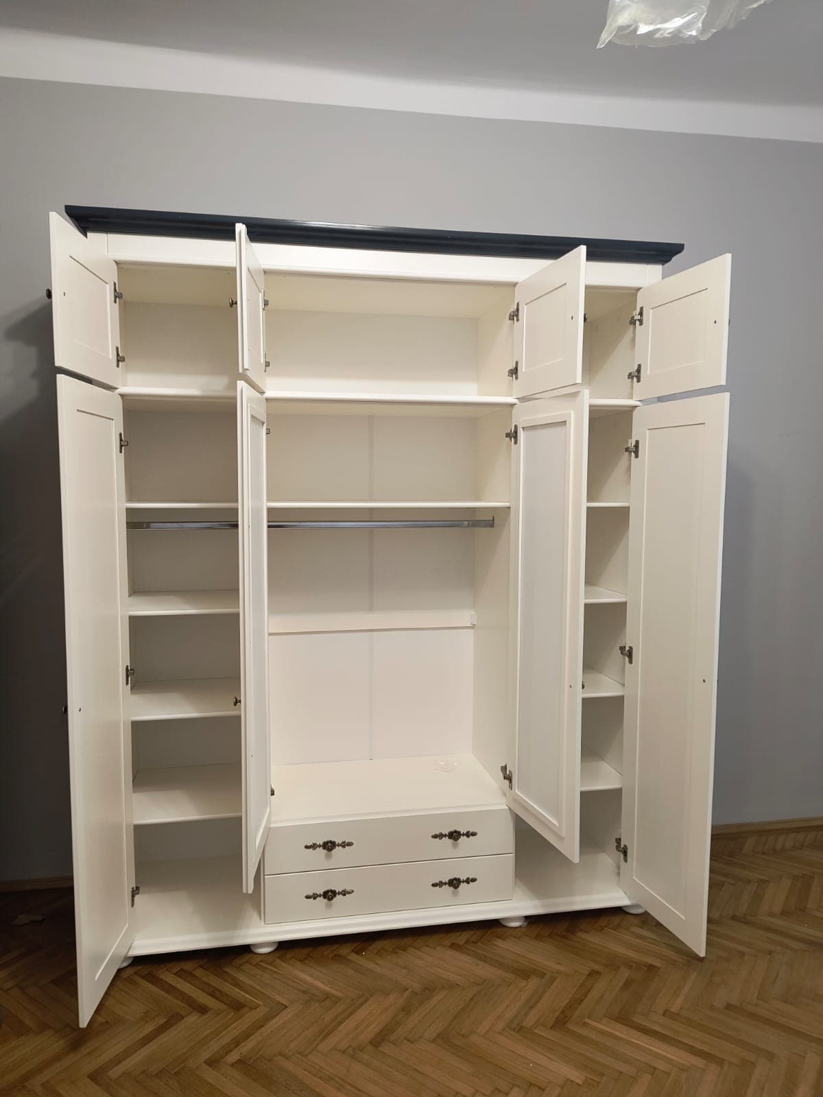 Massivholzschrank „Skagen“ mit 4 Türen, 2 Schubladen und Aufsatz
