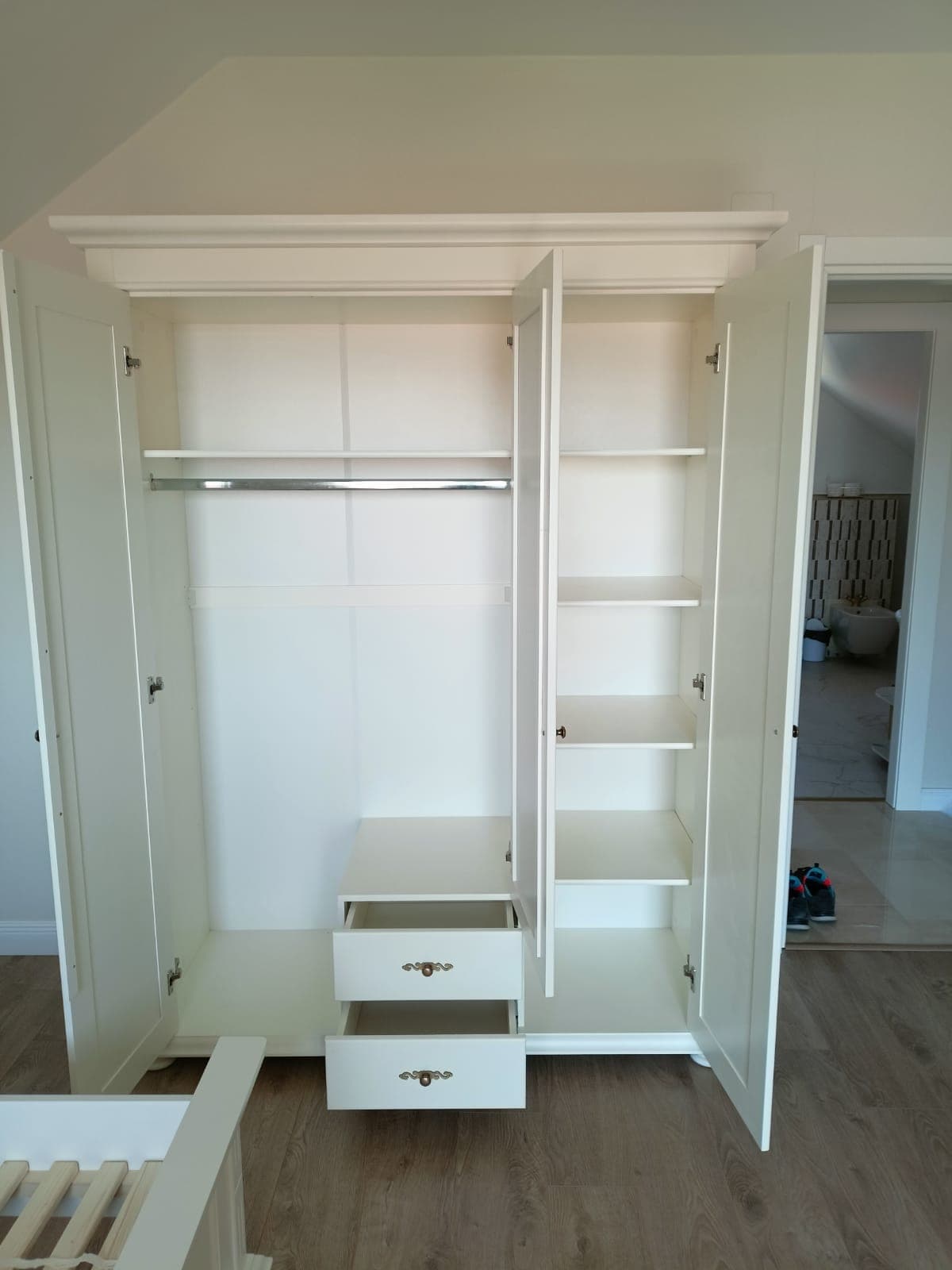 Massivholzschrank „Skagen“ mit 3 Türen und 2 Schubladen in Lachs
