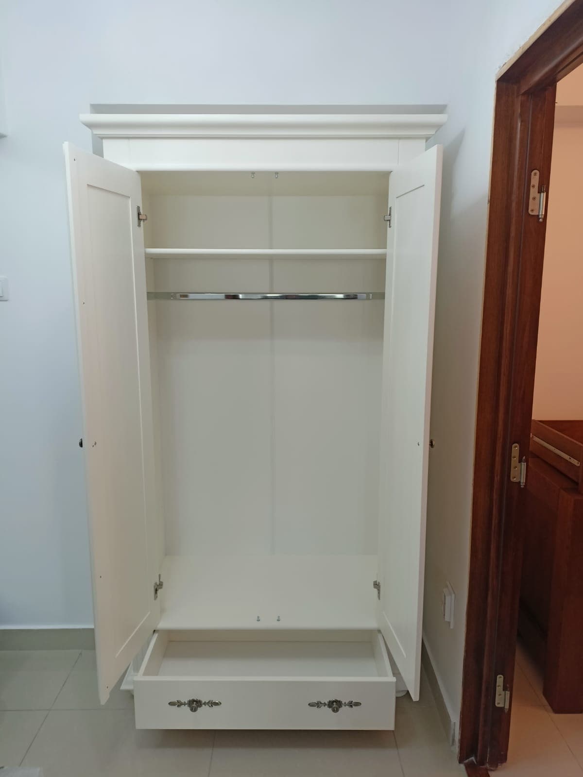 2-türiger Massivholzschrank „Skagen“ mit Kleiderstange