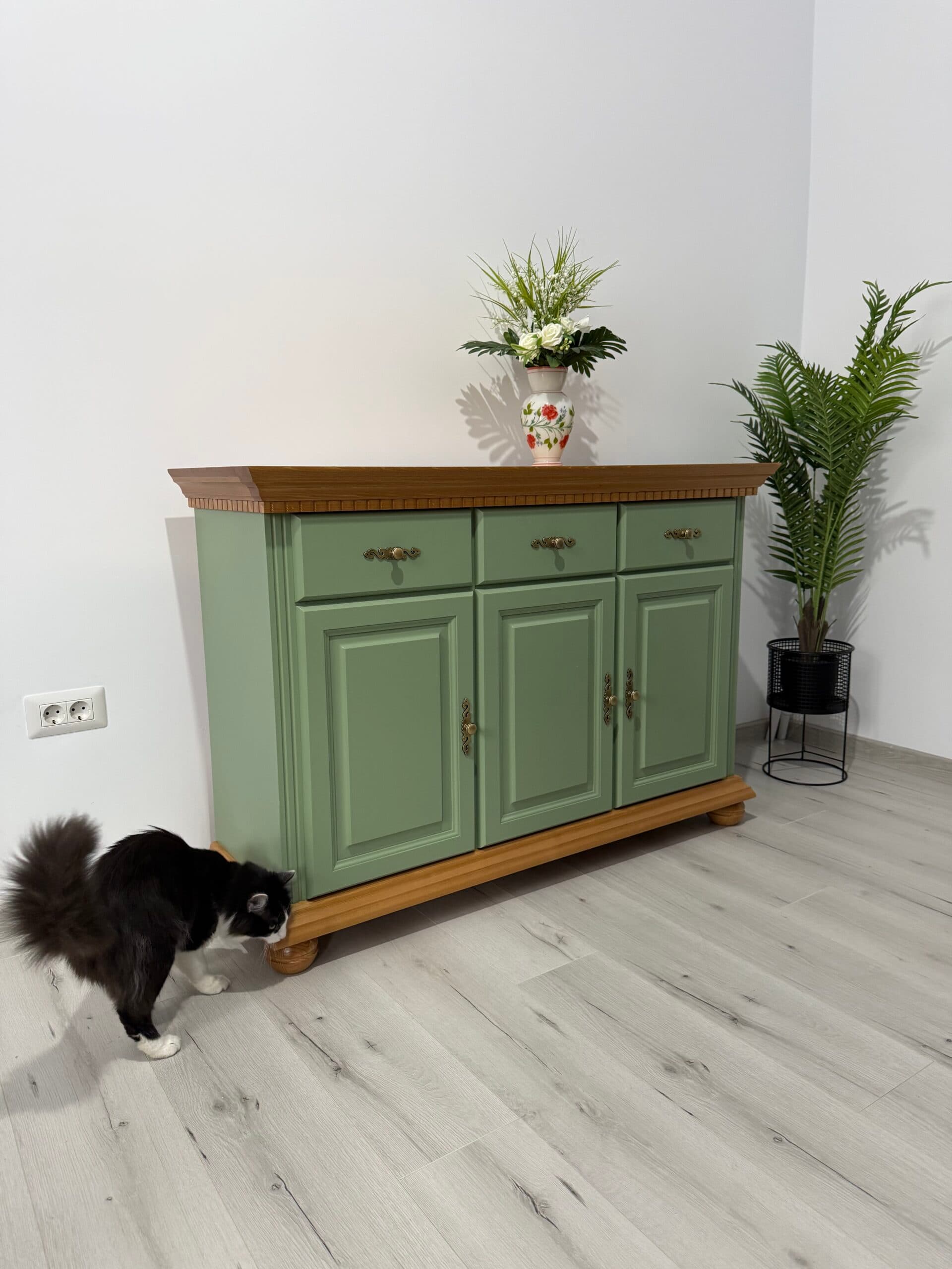 Massivholz-Sideboard Fjord Salbei, 3 Türen, 3 Schubladen