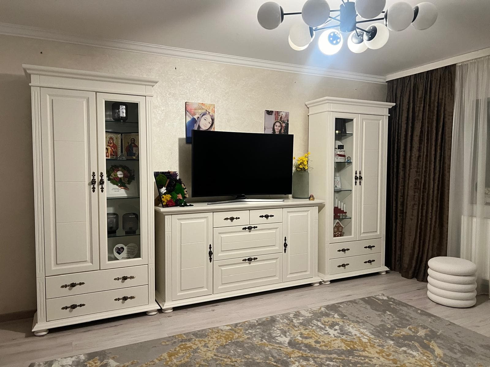 Massivholz-Wohnzimmer Skagen mit 2 Vitrinen und Kommode